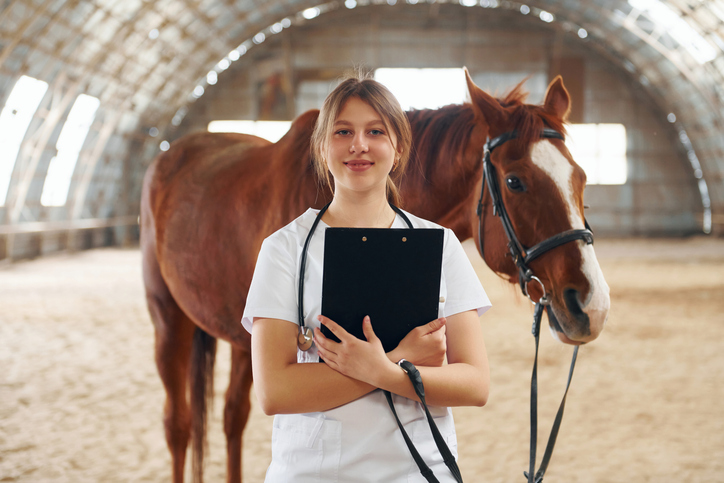 Veterinær foran en hest