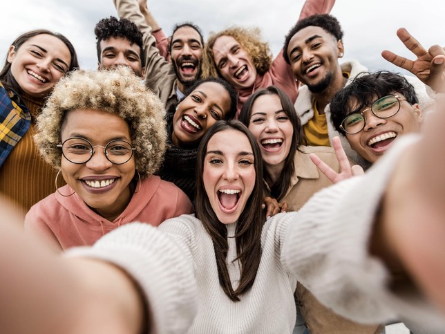 Flere personer er med på et selfie- bilde. Alle smiler.