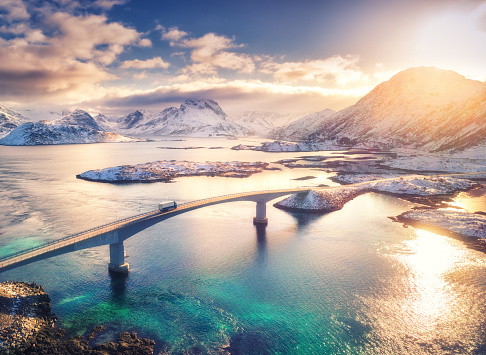 bru over fjord i vinterlandskap