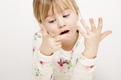 Jente som teller på hendene (istock)