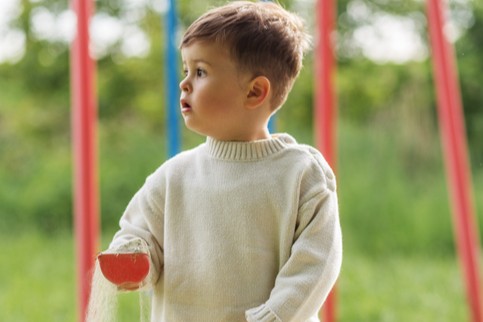 Liten gutt som leker (istock) 