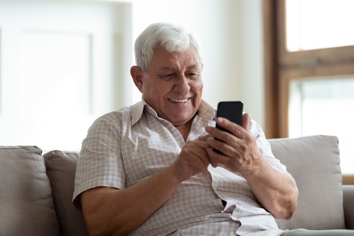Eldre mann med telefon (istock) 