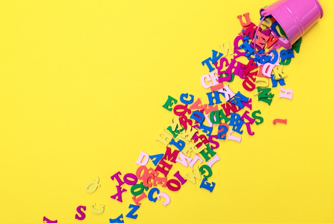 Bokstaver på gul bakgrunn (istock)
